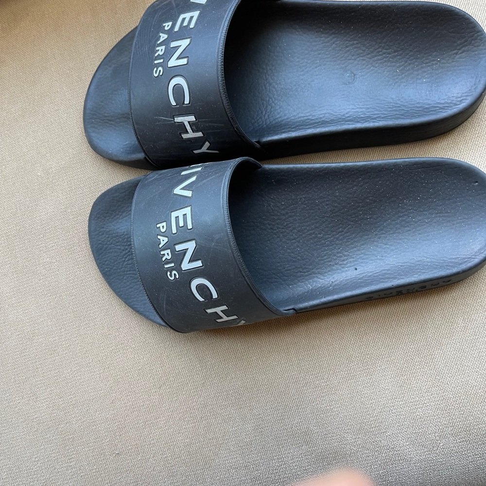 Givenchy - Picture 3 of 12